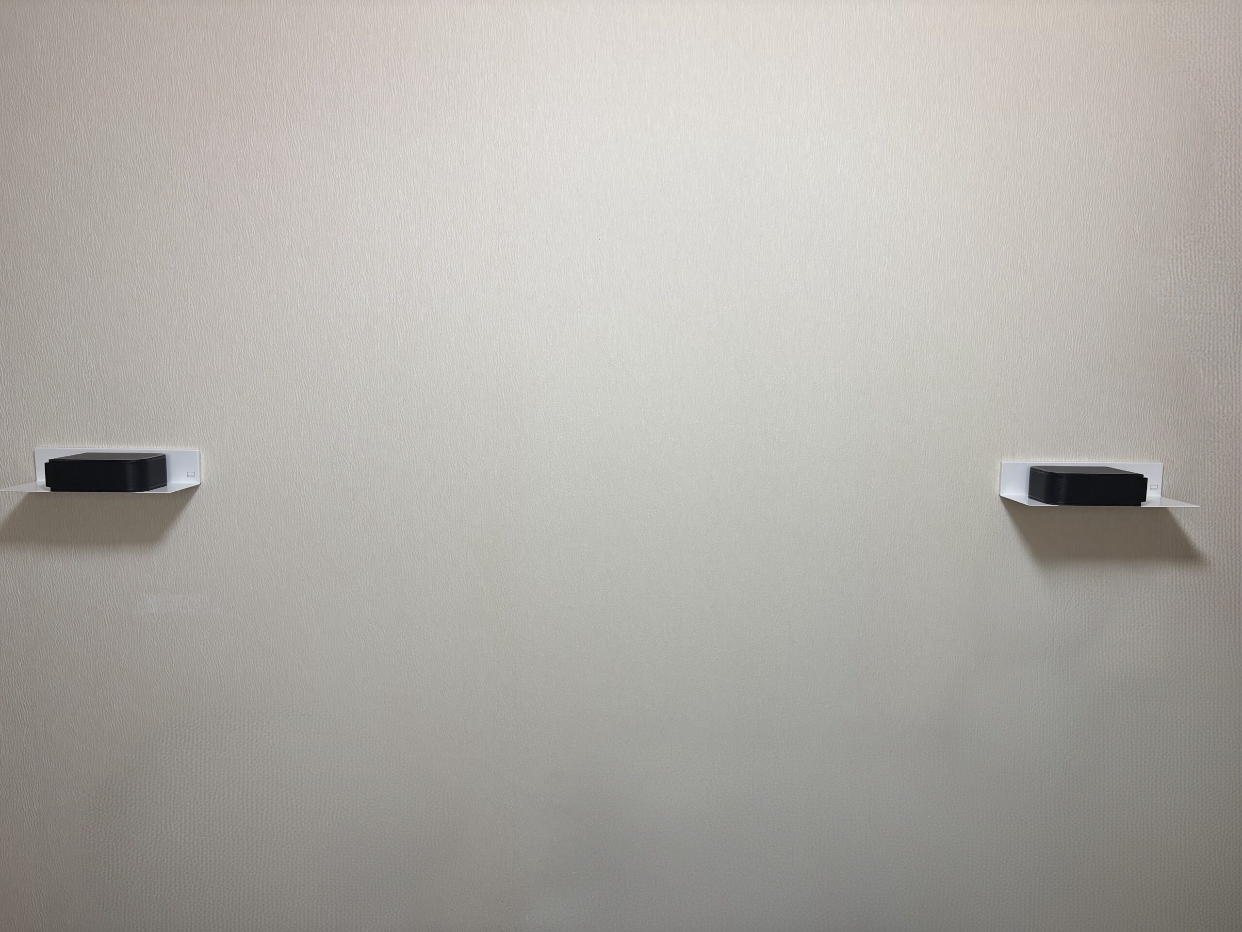 BAR 1000のリアスピーカーを壁掛けで設置した状態