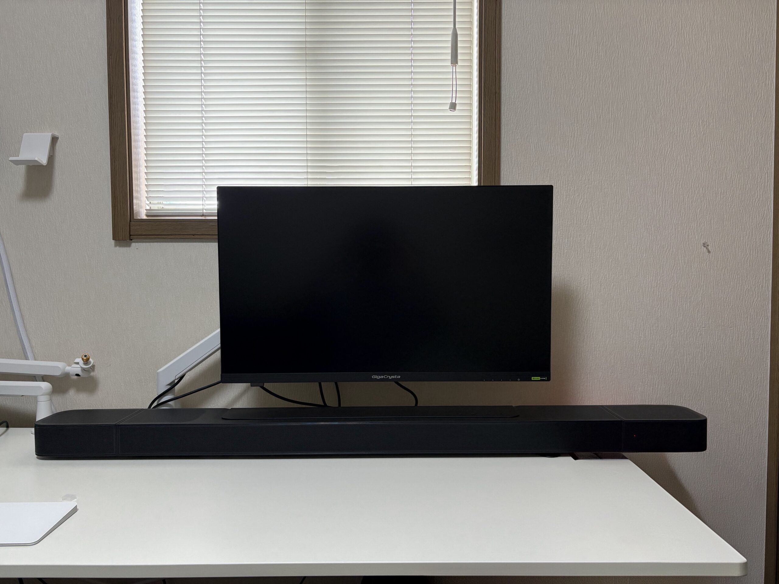 JBL BAR 1000をテレビ下に設置した状態