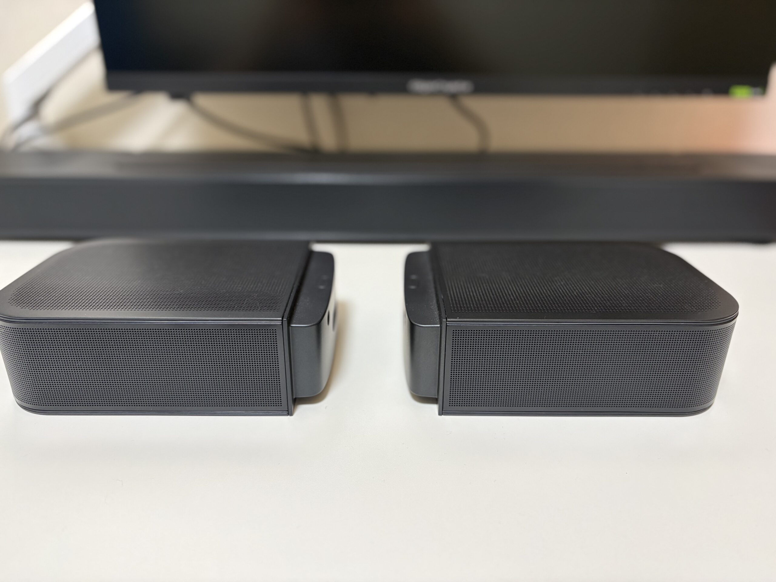 BAR 1000の充電式ワイヤレスリアスピーカー（取り外した状態）